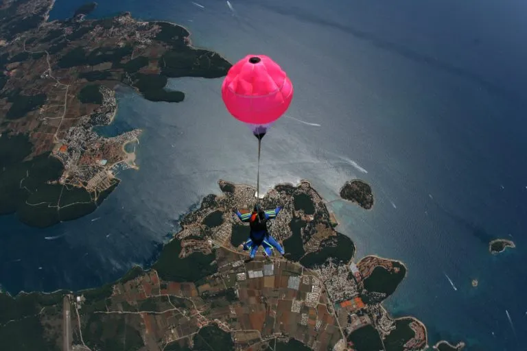 Blaues Hemd Mann hält rosa Luftballon