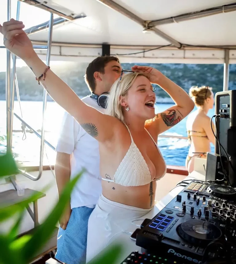 Live-DJ auf einem Boot