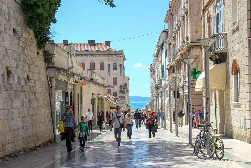 Menschen auf der Straße in Split