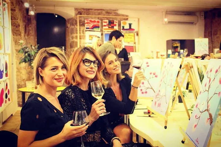 Le donne applaudono i bicchieri da vino