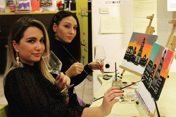 Donne con bicchieri da vino