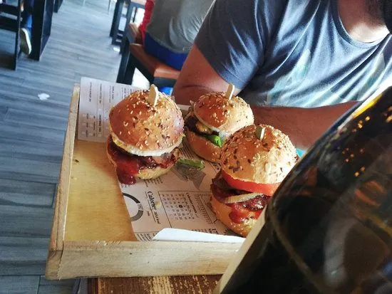 Tavolo di legno con deliziosi hamburger